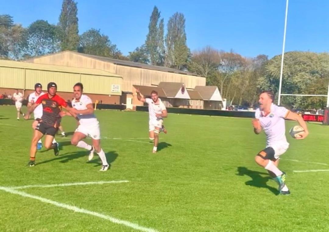 Harry Jukes running ahead of scoring his try